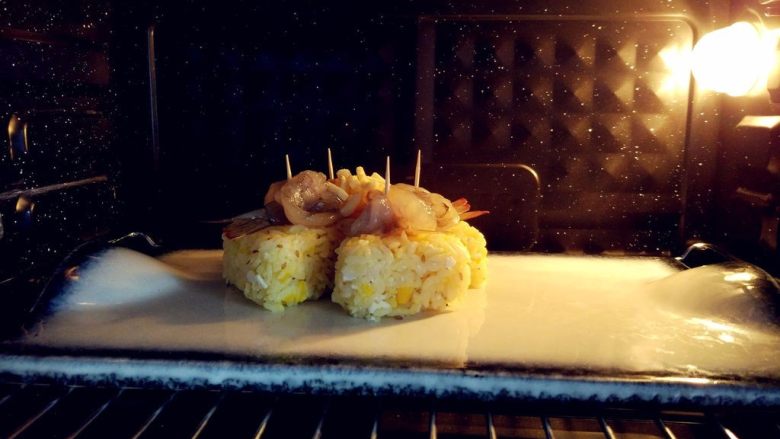 奶酪蝴蝶虾饭团,如烤箱中上层,上下火180度烤10-15分钟,具体时间要根据虾的大小和实际炉温酌情增减。也可以把虾单独烤熟,取出放在饭团上