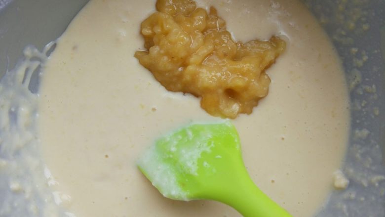 小狐狸香蕉松饼,筛入低筋粉拌匀后,加入香蕉泥拌匀