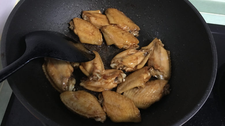 红烧翅中,立刻倒入煮好的翅中,翻炒均匀,使每个翅中都裹上糖浆。