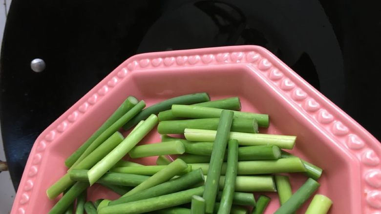 蒜薹鱿鱼卷:荤素搭配营养好,放入蒜薹翻炒