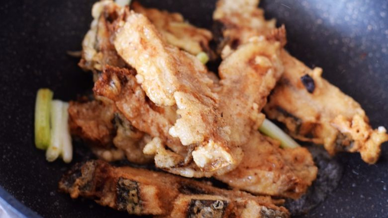 鱼肉也能这么吃,锅包鱼块,你吃过吗?,放入炸好的鱼块翻炒,烹入糖醋汁继续翻炒;