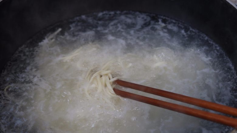 家常素炒面,3.煮开后下鲜面条