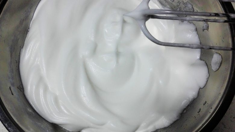 南瓜戚风蛋糕,分三次加入细砂糖,打至干性发泡