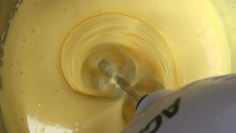 不回缩的纸杯蛋糕,用打蛋器,先小档,搅拌下,再快速打发全蛋液;