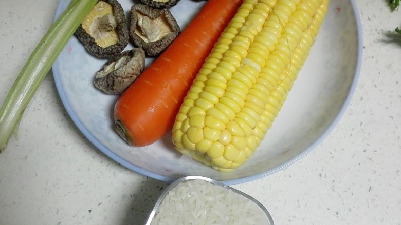 玉米胡萝卜香菇粥,准备材料