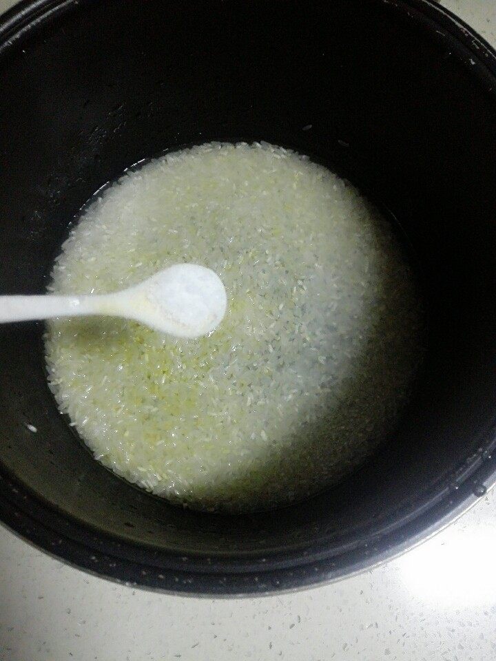 玉米胡萝卜香菇粥,放入1茶匙盐,拌匀后放置10分钟