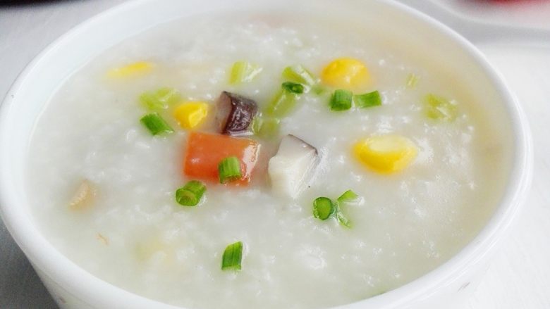 玉米胡萝卜香菇粥,一碗软糯好吃的粥
