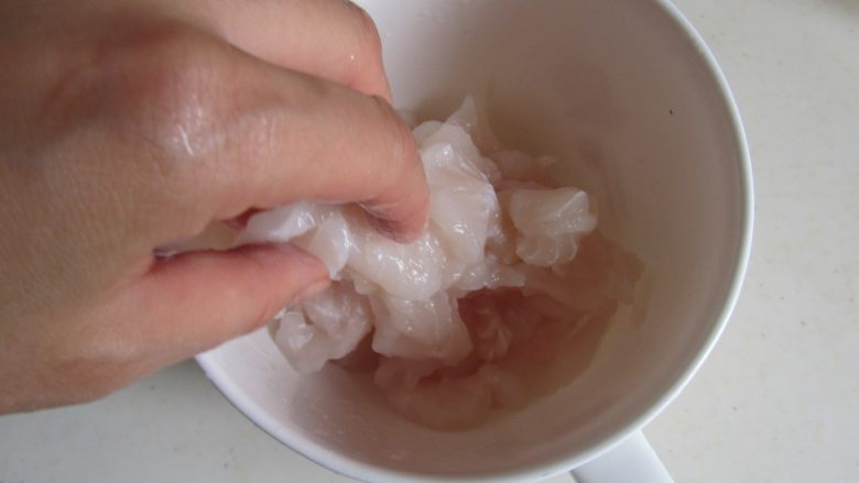 金汤龙利鱼,用手抓均匀, 让鱼片成透明色;