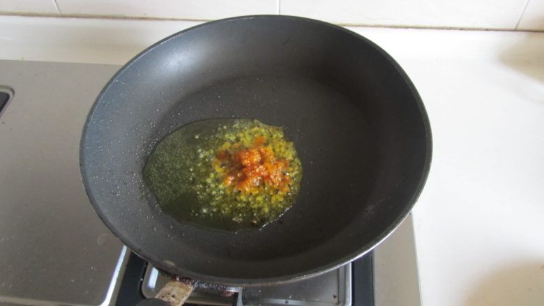 金汤龙利鱼,烧热锅, 放入少许油, 下入<a style='color:red;display:inline-block;' href='/shicai/ 87072'>黄辣椒酱</a>和葱姜蒜末翻炒;