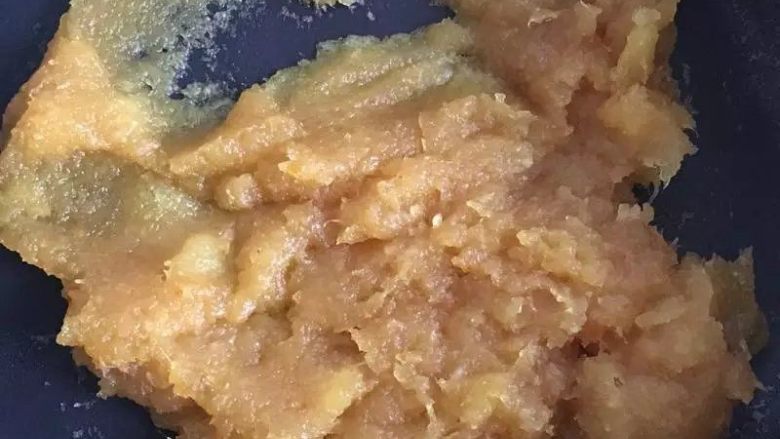 菠萝餐包【菠萝馅制作小窍门】,炒到菠萝到金黄色,很粘稠就可以了,出锅后放入冰箱冷藏备用
