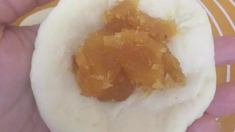 菠萝餐包【菠萝馅制作小窍门】,将面团擀开,放入菠萝馅,如同包包子一样