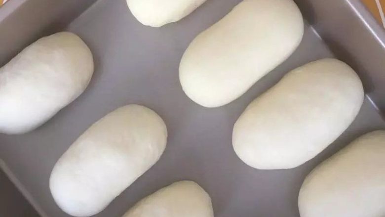 菠萝餐包【菠萝馅制作小窍门】,搓成圆条型,收口向下
