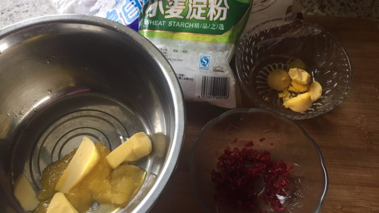 蔓越莓玛格丽特,准备好各种食材,称量好,备用;蔓越莓切成小丁;