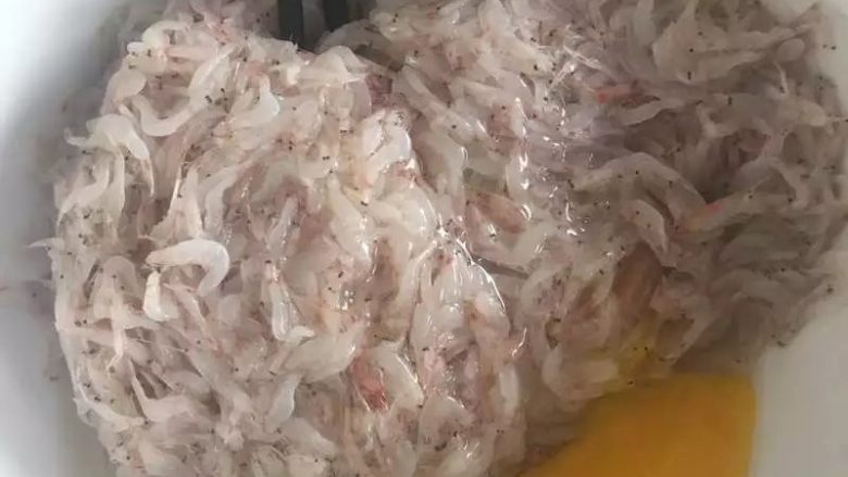 烙虾饼【超级补钙的家常菜品】,捞出,控出水份