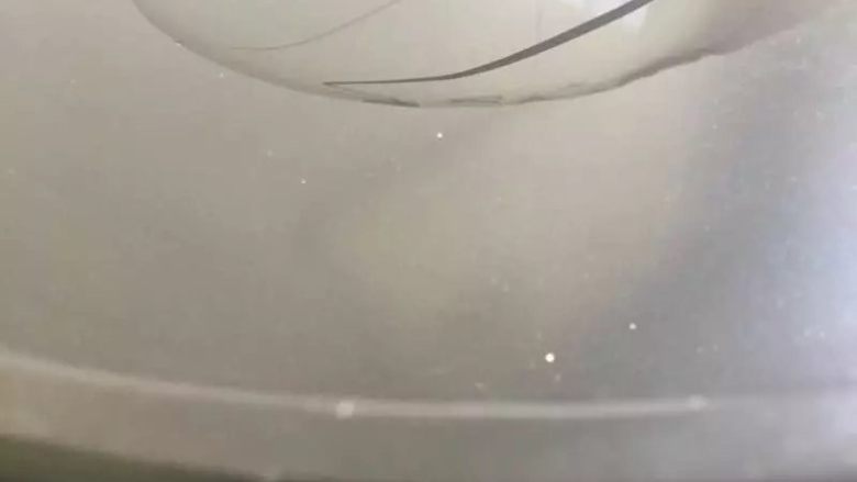 烙虾饼【超级补钙的家常菜品】,锅里加油,烧热