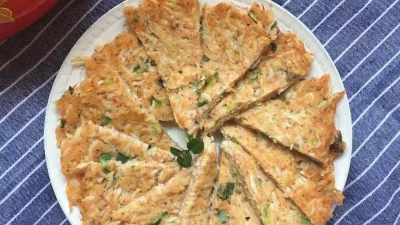 烙虾饼【超级补钙的家常菜品】,取出改刀食用