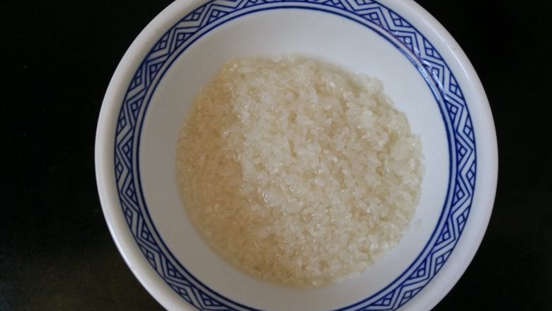 杂蔬火腿香菇饭,1.将玉米粒焯下水,将大米淘洗干净