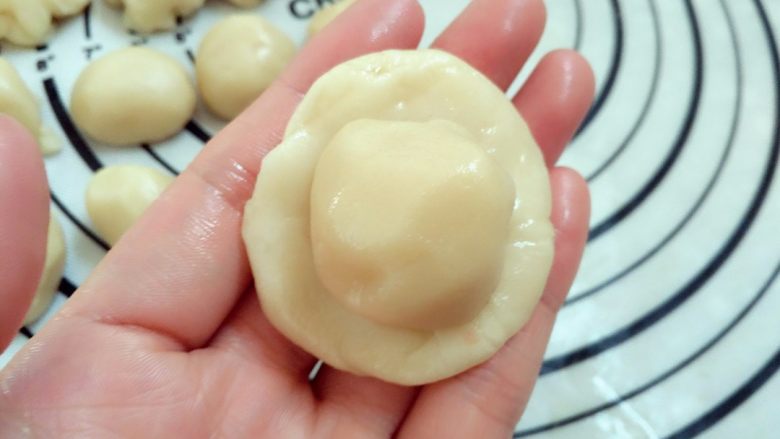 玫瑰饼,5.取一个油皮擀圆,擀至成中间厚两边薄,放入油酥