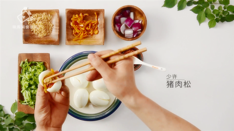 童心未泯的贪吃蛋怎么吃?就酱吃!,少许<a style='color:red;display:inline-block;' href='/shicai/ 34350'>猪肉松</a>