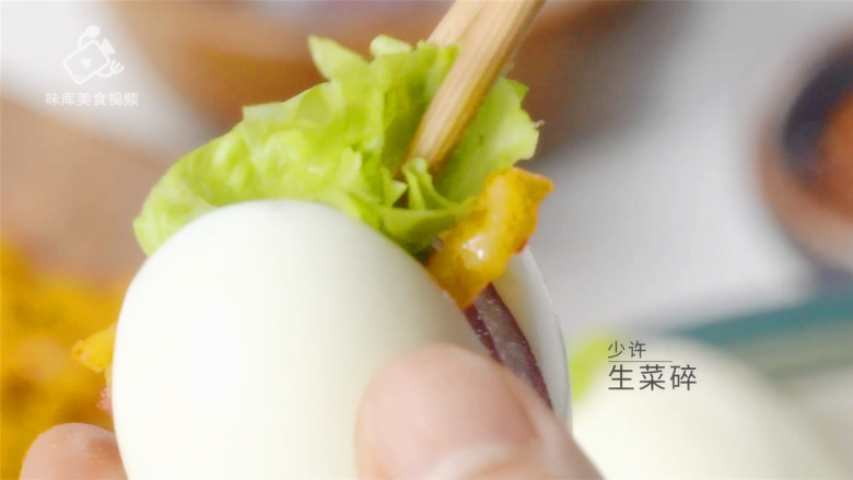 童心未泯的贪吃蛋怎么吃?就酱吃!,少许生菜碎