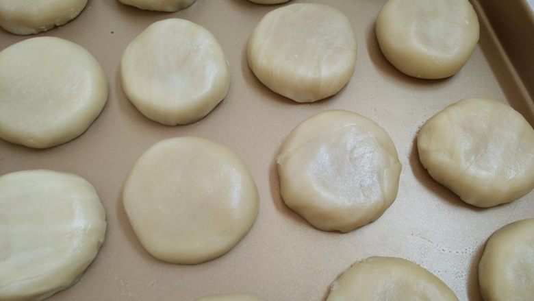 玫瑰饼,13.捏紧收口,收口朝下放入烤盘中