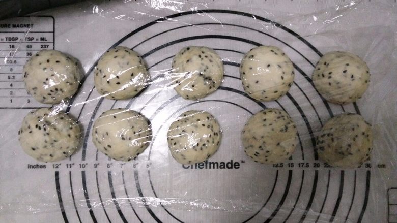 金大旺老师的黑芝麻土司,8.分成10等份.静置10分钟左右