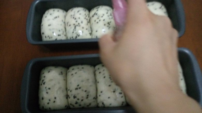 金大旺老师的黑芝麻土司,13.二次发酵好后取出在面包表面喷水入烤箱180度20分钟,出炉脱模放凉即可