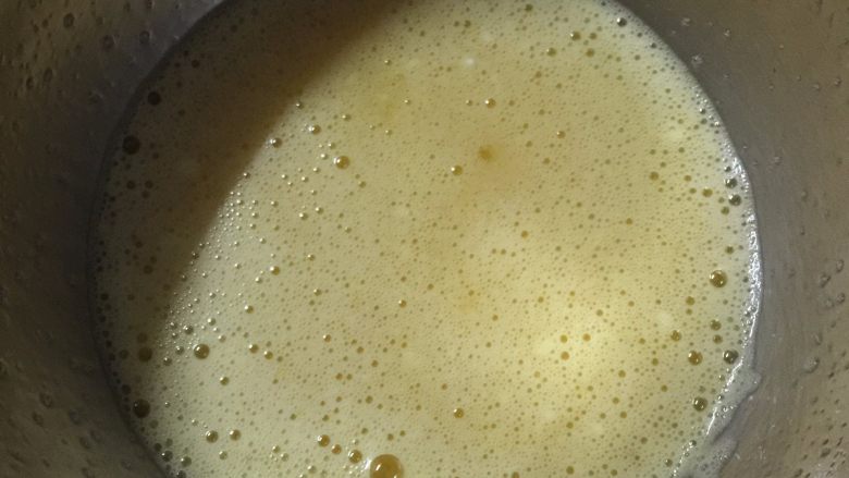 香甜芒果派,此时开始制作布丁馅,鸡蛋内加入细砂糖,搅拌至糖融化