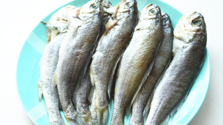 香酥小黄花鱼,全部处理好,洗干净,沥干水分。