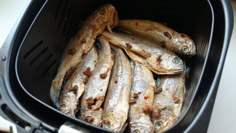 香酥小黄花鱼,全部排入炸锅，这款九阳炸锅烤篮是不沾图层，并不需要刷油。