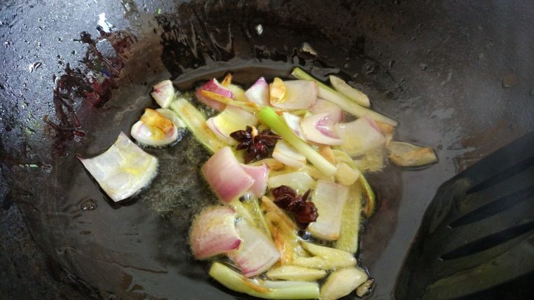 土豆烧排骨,爆香以上食材