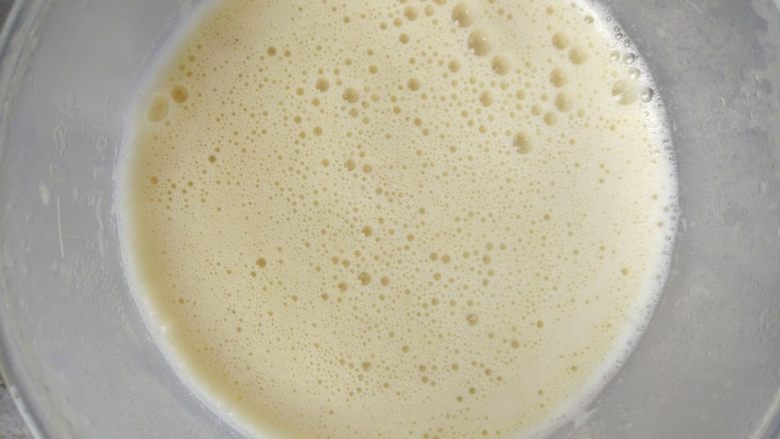 豆浆烧仙草,完成后,将豆浆加适量细砂糖搅匀,晾凉后入冰箱冷藏