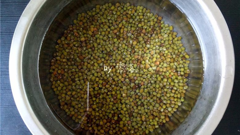 绿豆薏仁糖水,洗净后,用清水浸泡,可在前一晚提前浸泡;