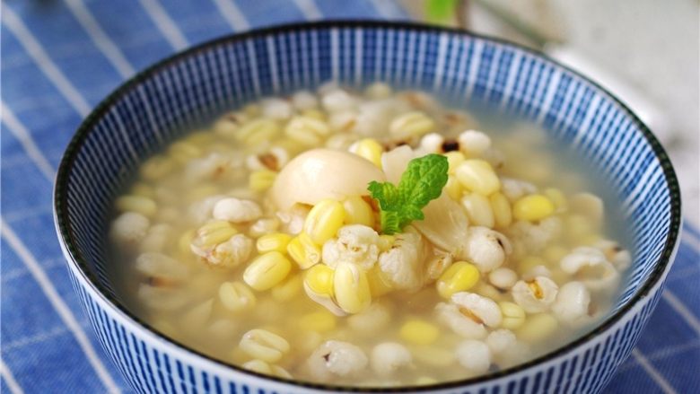 绿豆薏仁糖水,盛出,品尝;