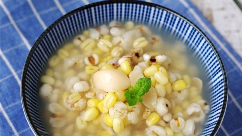绿豆薏仁糖水,冰镇后,【绿豆薏仁糖水】口感更好。