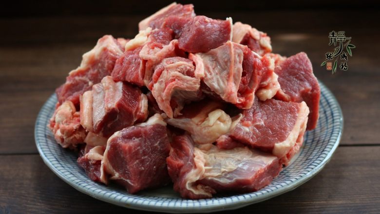 好看更好吃的红烧牛肉面,把牛肉切成大块儿,不要切的小了。