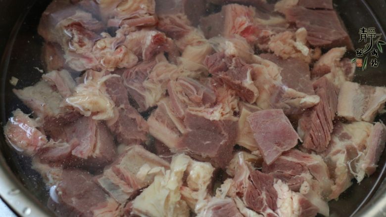 好看更好吃的红烧牛肉面,把牛肉在清水中浸泡出血水,期间多换水,直到牛肉发白后捞出沥水备用。