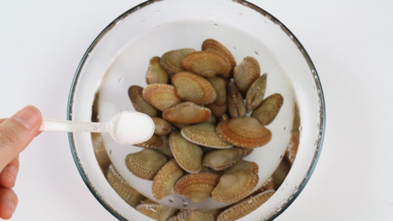 海鲜鲜意粉,买回来的花甲放水里,加入适量的盐,浸泡两个小时左右,期间经常换水,能让花甲尽量把沙子等脏物吐出来。