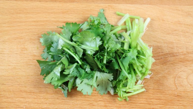 海鲜鲜意粉,香菜清洗干净,切段。