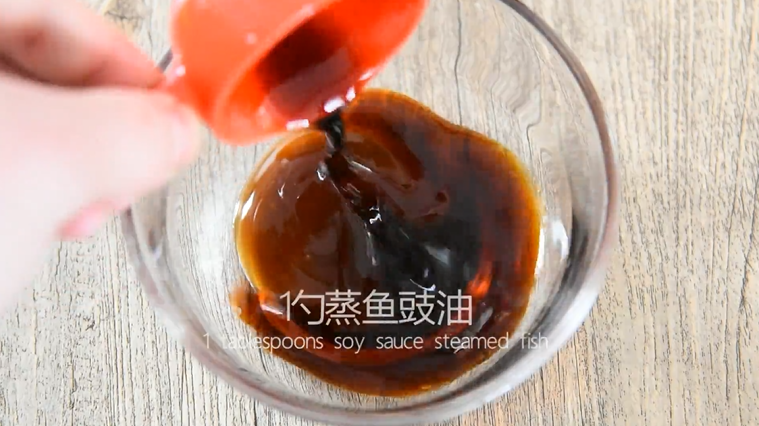 白灼芦笋到底有多好吃?秘诀就在这酱汁里!,倒入1勺蚝油、1勺蒸鱼豉油、1茶匙糖、搅拌均匀备用