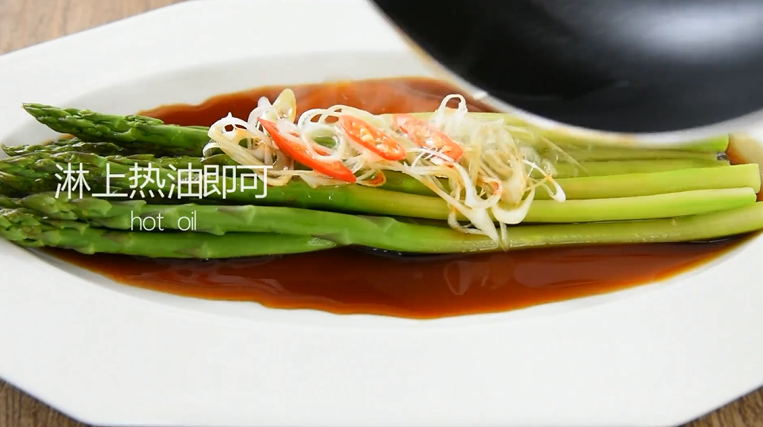白灼芦笋到底有多好吃?秘诀就在这酱汁里!,淋上热油即可