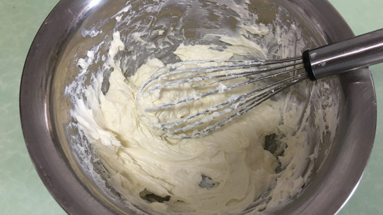 可可味蔓越梅奶酪包,利用揉面时间做奶酪馅,将提前软化的奶油奶酪手动打蛋器打软。