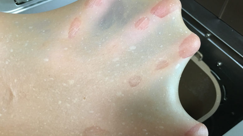 可可味蔓越梅奶酪包,面团揉面结束后,检查拉膜状态。