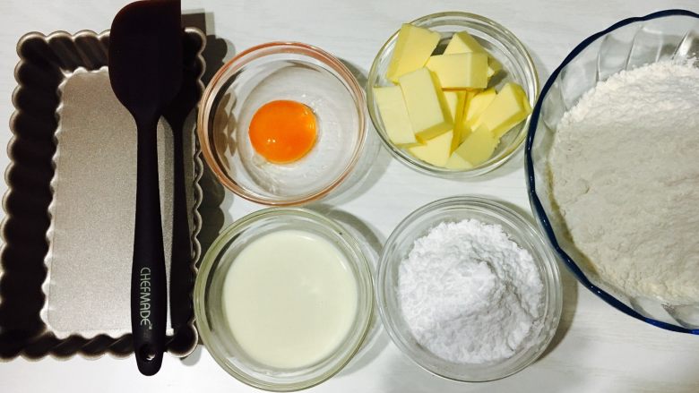 鲜果慕斯派,以上食材适合学厨7寸不粘长方形活底派盘一个的用量
把所有食材混合均匀,无干粉状态!