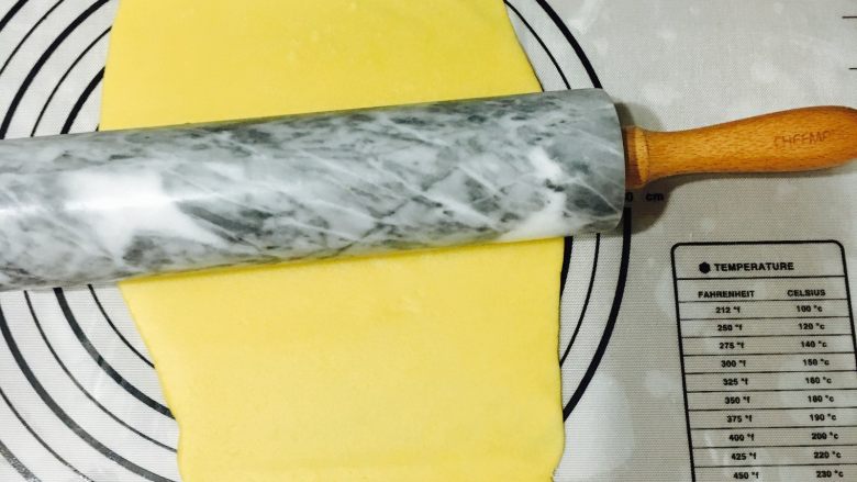 鲜果慕斯派,20分钟后取出擀成长方形厚薄均匀的片状,