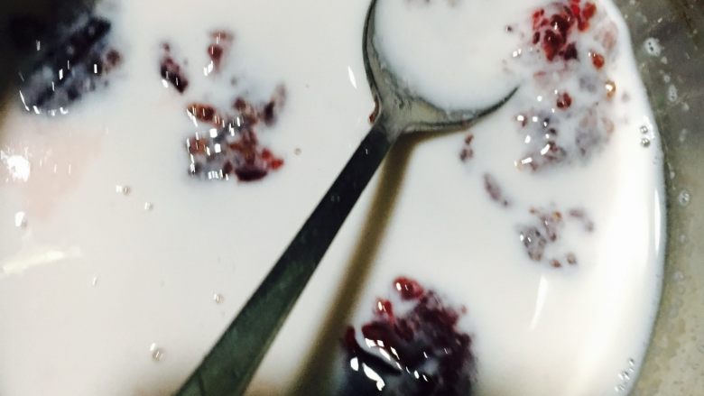 鲜果慕斯派,接下来制作慕斯馅,把牛奶和覆盆子果茸搅拌均匀。