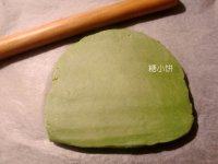 抹茶饼干,取出擀成大约1.3厘米厚