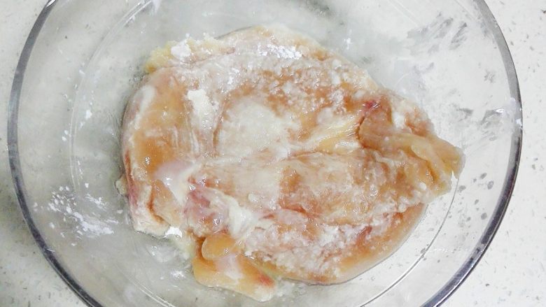 香酥鸡排---孩子爱吃,盖上保鲜膜,放入冰箱腌制一晚