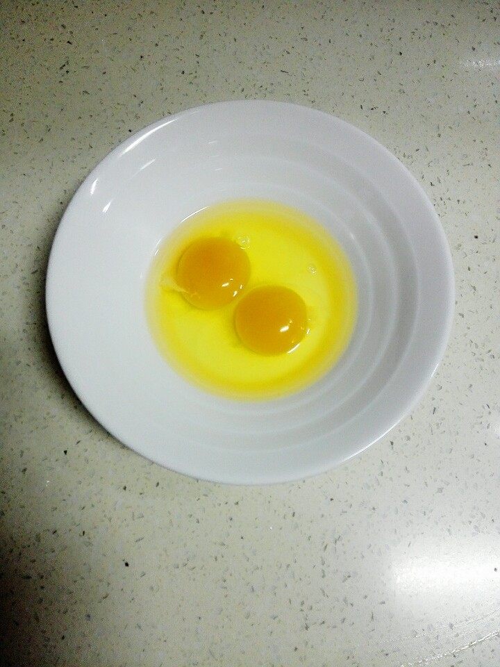 香酥鸡排---孩子爱吃,<a style='color:red;display:inline-block;' href='/shicai/ 9'>鸡蛋</a>打入碗中,加入少许盐,打散备用