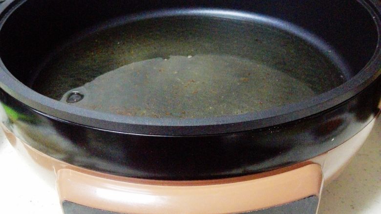 香酥鸡排---孩子爱吃,煎烤机内放入100克玉米油,大火烧热后